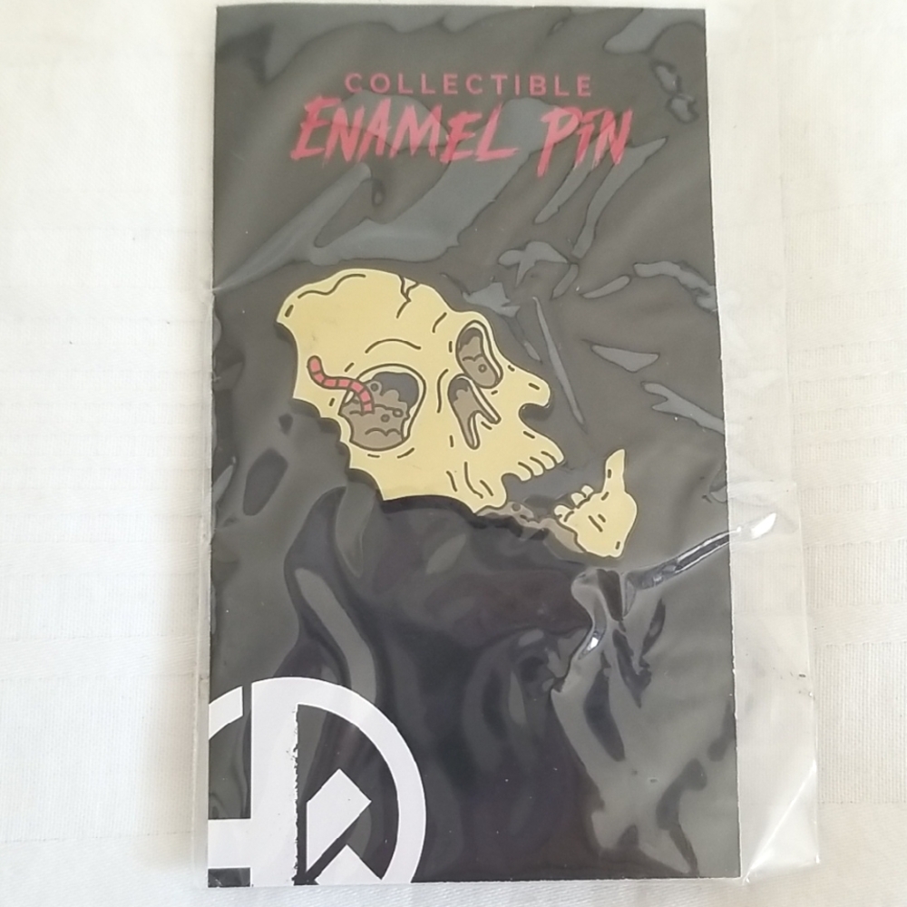 New Hunt A Killer Skull Pin